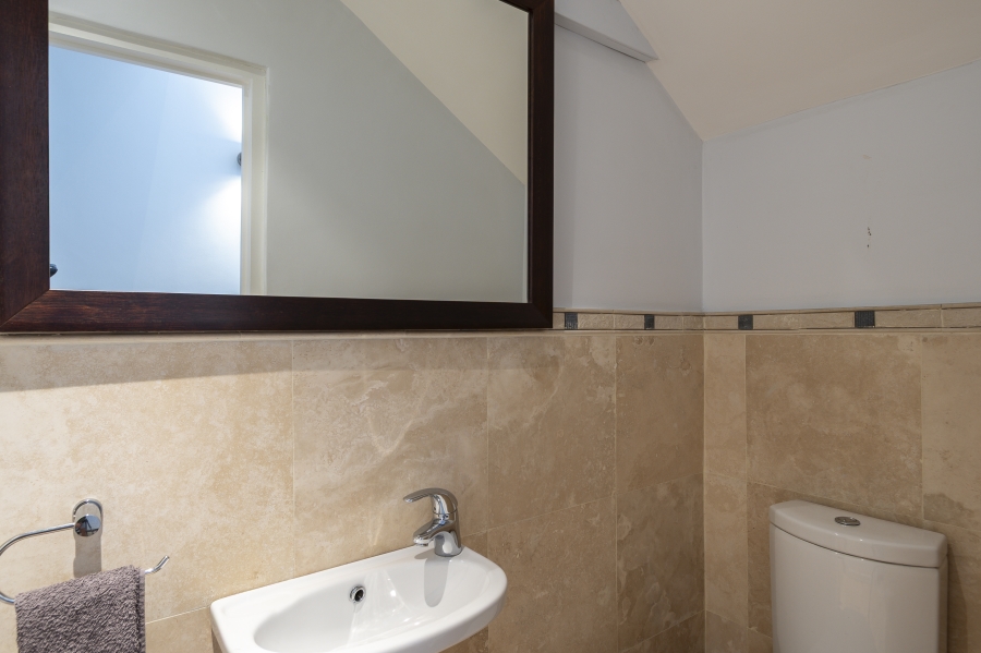 To Let 4 Bedroom Property for Rent in Heldervue Western Cape